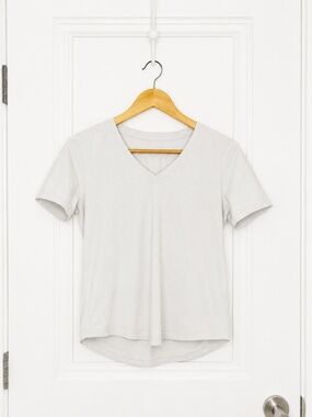 Lululemon Off-White V-Neck Shirt – Medium